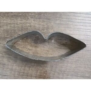 Vintage Kitchen Metal Cookie Cutter Lips Kissing Mouth Smile Valentines Day B3